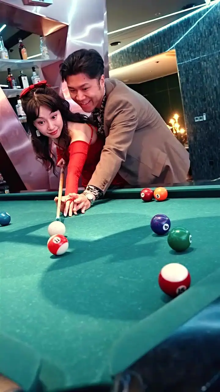 重温《白金年代》：香港江湖传奇与草根女孩的奋斗之旅